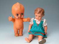 Puppe, Ostasien, um 1950, Gummi, nach dem Vorbild der Kewpies der Fa. SchildkrÖt ge- arbeitet, UMF Zawa Toy, H. ca. 30cm, l. bespielt