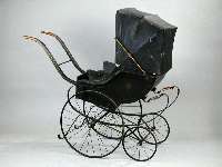 Kinderwagen, Vonders Belgien, um 1890, schwarz lackiertes Holz, AufhÄngung durch Ledergurte, Wachstuchverdeck mit Messingge- stÄnge, Polsterung ...