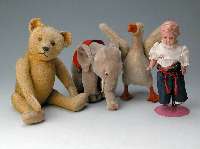 Zwei Steiff-Tiere, deutsch, um 1952-56, Elefant mit Knopf und Fahne, H. ca. 21 cm; Gans mit ausgestreckten FlÜgeln, blaue Glas- augen, ohne ...