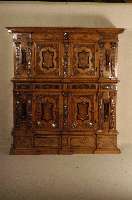 Fassadenschrank, deutsch, um 1870/80, nach Augsburger Vorbild von 1560/70, Korpus Weich- holz, sorgfÄlltiger Innenrahmenaufbau, Front reich ...