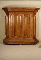 Frankfurter Wellen- bzw. Nasenschrank, deutsch , um 1740/50, Korpus Weichholz, Eiche massiv , dick aufgedÜbelte reich geschwungene Wellen, 3-teilig ...