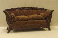 Couch, sÜddeutsch/wohl Frankfurter Raum, um 1835/40, Korpus Weichholz bzw. Nußbaum massiv, Leisten und Schnitzereien aus dem Vollholz, ...