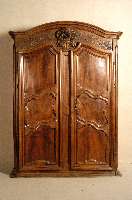 Kleider- bzw. Prunkschrank, Frankreich/Burgund/Normandie, um 1750/60, Nußbaum massiv, Front 3 geteilt, auf Rahmen gearbeitet, gesteckt, doppelt ...