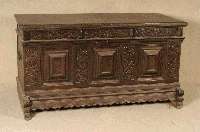 Truhe, mitteldeutsch, um 1720/30, Eiche massiv, Front auf Rahmen gearbeitet, mit KissenfÜllungen, Flachschnitzerei aus dem Vollholz, Wangenteile ...