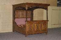 Himmelbett, norddeutsch/Eikum, 1812, Eiche massiv, Front auf Rahmen gearbeitet, abstrakte rhomboide Schnitzerei, florale Umrandung, gedrechselte ...
