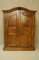 Kleider- bzw. WÄscheschrank, Elsaß, um 1830/40, Front und Seiten auf Rahmen gearbeitet, Nußbaum massiv, 6-fach gefeldert, Seiten passig, ...