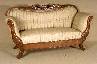 Sofa, sÜddeutsch/wohl Frankfurt, um 1835/40, Korpus Weichholz, Nußbaum massiv, Wurzelnußfurnier, Wangen in Form von SchwanenhÄlsen und ...