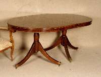 Tisch, England, im Sheratonstil, Mahagonifurnier z.T. gespiegelt, Fadenintarsie, 6 FÜße in eleganter Ausladung, mit MessingeschlÄgen und ...