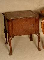 NachttischschrÄnkchen, wohl Frankreich, um 1920/25, Korpus Weichholz/Hartholz, abstrakte Schnitzerei, geschwungene Beine mit KlauenfÜßen, nach ...