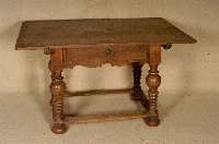 Tisch, sÜddeutsch/wohl Mosel, um 1720/30, Weichholz und Eiche massiv, Balusterbeine vielfach gerillt, diese Nußbaum massiv, scheibenartiger ...