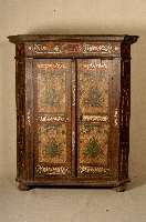 Bauernschrank, sÜddeutsch, um 1830/40, Korpus Weichholz, Ecken abgeschrÄgt, Kopf weite Auslage, 3-fach getreppt, Untergrund sogenannte ...
