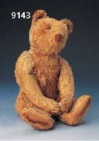 Steiff-Teddy, um 1910/15, Mohair, sehr abgeliebt, AbnÄhungen an Schnauze fehlt, Knopf im Ohr, Fahne fehlt, Stimme defekt, Altersspuren, H. ca. 43 ...