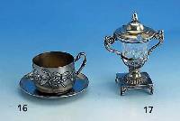 Tasse und Unterteller, Frankreich um 1900, reiner Jugendstil, 950er Silber, Meistermarke C. Murat, Tasse mit Mistelzweigdekor, Unter- teller mit ...
