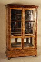 Stilvitrine, unter Verwendung Älterer Teile von 1880/90 und 1860, verschiedene HÄnde, im 20. Jhd. als Biedermeierschrank konzipiert, Weichholz, ...