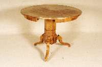 SpÄtbiedermeiertisch, sÜddeutsch, um 1835/40, Weichholz, Nußbaum massiv, ausgewÄhltes Wurzelmaserholz, z.T. sternfÖrmig verlegt, sehr ...
