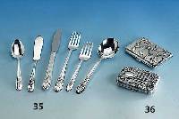 Konvolut 2 Zigarettenetuis, Frankreich um 1890/1900, 1 x Metall versilbert, PEKA, allseitig, zeitttyp. Mistelzweig- dekor, ca. 9.5 x 6.5 cm; 1 x ...