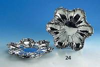 Set 2 Anbiet- bzw. Zierteller, 800er Silber, in BlÜtenform, dekorative Ausarbeitung, D. ca. 23 cm, Gew. ca. 625 g, Gebr.-sp.