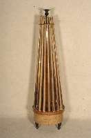 QueuestÄnder, Frankreich, um 1870, Korpus Weichholz, Rosenholz gespiegelt, Ringe mit Abschluß in Nußbaum massiv, Balusterbeine geschwÄrzt, ...