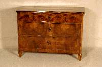 3-schÜbige Kommode, deutsch/Pfalz, um 1840/50, Nußbaum, Wurzelnußfurnier z.T. gespiegelt, FÜße geschwungen, Decke 3-fach gerillt, ...