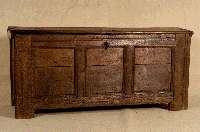 Stollentruhe, norddeutsch, um 1790/1800, Eiche massiv, original BÄnderung und Griffe, Dokumentenfach mit Einlegeboden, Front mehrfach gerieft, ...