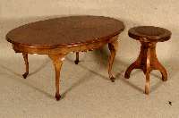 Klavierhocker, deutsch, um 1900, Nußbaumfurnier, Fuß 3-fach ausladend, SitzflÄche in der HÖhe verstellbar, neuer Lederbezug, guter Zustand, ...