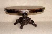Couchtisch, Frankreich, um 1860/70, Eiche massiv, ovale Arbeitsplatte mit geschuppter Umrandung, SÄulenfuß 4-fach ausladend, diese mit 4 ...
