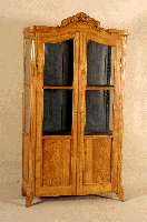 Glasvitrine, deutsch, um 1870, RÜster massiv hell, gebogene FÜße, Unterteil TÜren mit 2 FÜllungen, Oberteil verglast und versprosst, ...