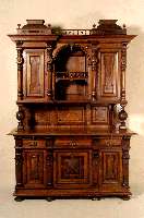 Aufsatzbuffet, deutsch/wohl Berlin, um 1870, Korpus Weichholz, Nußbaumfurnier, z.T. Wurzelnußfurnier gespiegelt, Unterteil auf KugelfÜßen, ...
