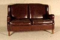 Ledersofa im englischen Stil, RÜcken hochlehnig, seitlich mit Wangen, Leder von bester QualitÄt, in gutem Zustand, leichte Gebrauchsspuren, ca. ...