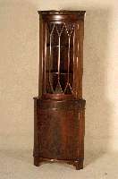 Eckschrank, nach dem englischen Vorbild von 1770, Korpus Weichholz, Mahagonifurnier gespiegelt, auf Rahmen gearbeitet, Oberteil verglast und ...