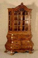 Barockstilvitrine, Holland, um 1920/30, nach altem Vorbild, Korpus Weichholz/Hartholz, Wurzelnußfurnier, z.T. gespiegelt, schÖnes Furnierbild, ...
