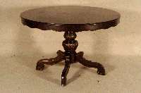 Ausziehtisch, Italien, Nußbaum massiv, Barockstil, seltene Form, sparsame Schnitzereien, leichte Gebrauchsspuren, Einlegeplatten vorhanden, H. ...