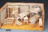 Puppenstube, 60er Jahre, im Barockstil, 1 Himmelbett mit Spieluhr, funktionsfÄhig, Matratze fehlt, 1 Einzelbett, Matratze fehlt, ...