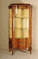 Vitrine, sogenanntes Dresdner MÖbel, um 1900, Korpus Weichholz, sogenanntes Rosenholzfurnier, z.T. geometrisch ausgelegt mit Band- bzw. ...
