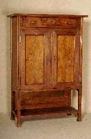 Vertiko, deutsch, um 1900/02, Nußbaum, auf Mahagoni gebeizt, FÜllungen Wurzelnußfurnier gespiegelt verlegt, TÜren und RÜcken auf Rahmen ...