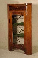 Eckschrank, mitteldeutsch, um 1870, im Biedermeierstil, Korpus Weichholz, Mahagoni- bzw. Pyramidenmahagonifurnier, z.T. gespiegelt , Glas mit ...