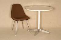 Tisch mit 4 StÜhlen, deutsch, um 1960, Entwurf Charles Eames, Shell Chairs, Schalen aus Fiberglas, Bezug braun-hop-sack, wohl Hermann Miller made ...