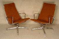 2 Liegesessel, Entwurf Charles Eames 1958 EA 124, um 1968, Aluminiumgestell, grober Leinenbezug in orange-braun wohl original, in der Literatur ...