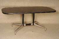Konferenztisch, USA, um 1970, wohl Vitra, Entwurf Charles Eames, Gestell Metall und Alu , z.T. verchromt, Platte mit schwarzem Kunstleder bezogen, ...