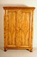 Biedermeierschrank, deutsch, um 1850, Esche massiv, Eschefurnier, z.T. auf Rahmen gearbeitet, zweitÜrig, zerlegbar, insgesamt solide schwere ...