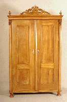 Schrank, deutsch, um 1880, Kirschbaum massiv , zweitÜrig, abnehmbare geschnitzte BekrÖnung, Alters- und GebrauchsschÄden, ca. 191x116x53 cm