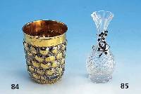 VÄschen, BÖhmen um 1890, Kristall geschnitten und geschliffen in Wabenform, facett., aufgelegtes Ornament in Form eines BlÜtenzweiges (Mai- ...