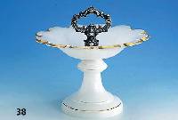Anbietschale aus Alabasterglas, wohl Österreich um 1860, Griff 13-lÖtiges Silber, 2. Barock, Reste alter Vergoldung, zeittpy., H ca. 25 cm