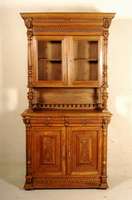 Vielzweckschrank, Belgien, um 1880, Eiche massiv, Front vielfach unterteilt, freistehende SÄulen, reiche Drechselarbeit, 4 LÖwenkÖpfe aus ...