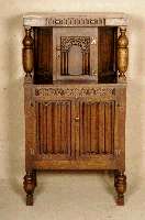 Kleiner Vielzweckschrank, England, um 1930, Eiche massiv, geometrische Kerbschnitzerei, zwei freistehende SÄulen (gedrechselt), dreitÜrig, mit ...