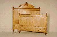 Bett, deutsch, um 1900, Eiche massiv, florale Schnitzerei, Abschlußschnitzerei massiv, dekorativ, Beizton des Holzes mittel- braun, ca. ...