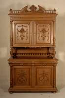 Aufsatzschrank, Belgien, um 1880, Eiche massiv, Front und Seiten auf Rahmen gearbeitet , Front mit massiver Schnitzerei aus dem Vollholz, nach ...