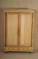 GrÜnderzeitschrank, deutsch, um 1900, Weich- holz massiv, Front und Seiten auf Rahmen gearbeitet, freistehende gedrechselte SÄulen, TÜren ...