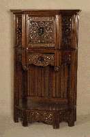 Stollenschrank, Frankreich, um 1870, Eiche massiv, reiches Schnitzdekor, vier vollplastische Charakterkopfschnitzereien aus dem Vollholz, Kopfteil ...