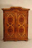 WÄsche- oder Dielenschrank, deutsch, im Stile des Barock, Weichholz und Nußbaum massiv, Nußbaum- bzw. Wurzelnußfurnier, zweitÜriges MÖbel ...